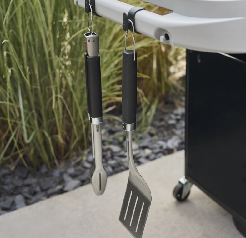 Bord och redskapskrokar på Webergrill