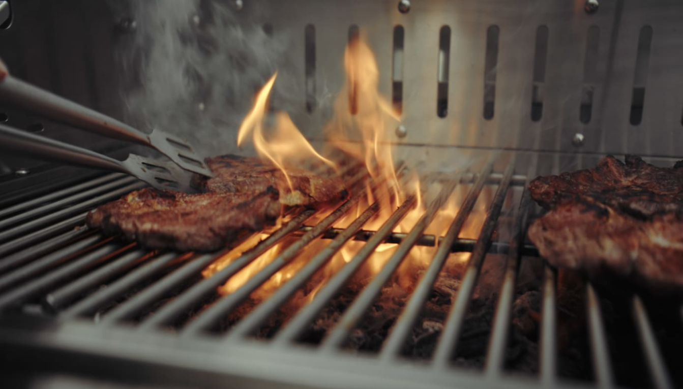 Grill med gasol och kol Gasolgrill och kolgrill i en och samma grill
